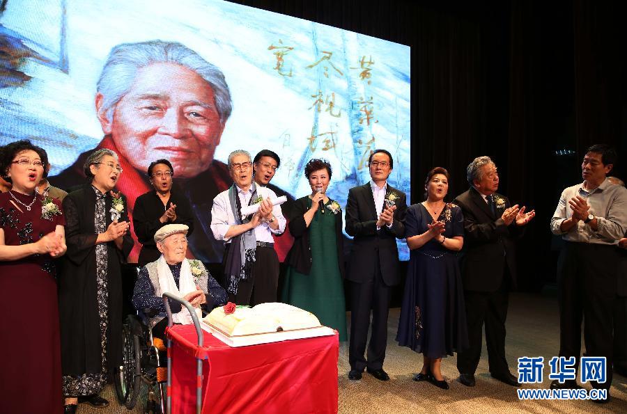 各位嘉宾一同为白桦先生生日的祝福